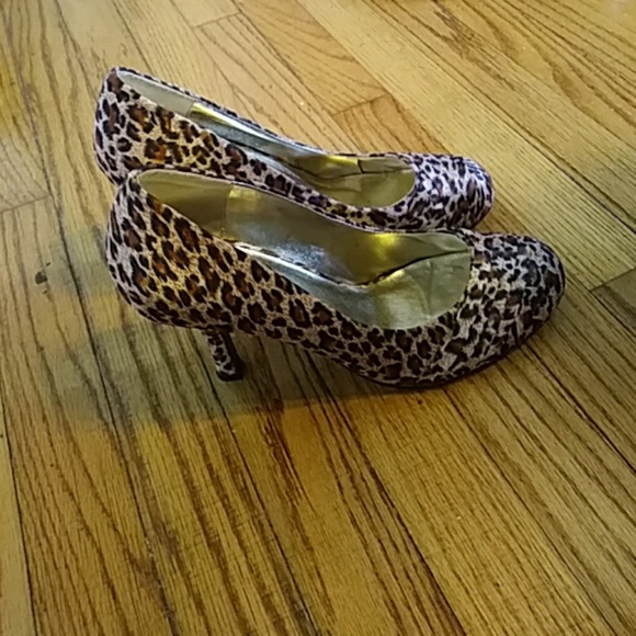 💟Pretty & Perfect Leopard Print Round toe heels - Picture 2 of 8
